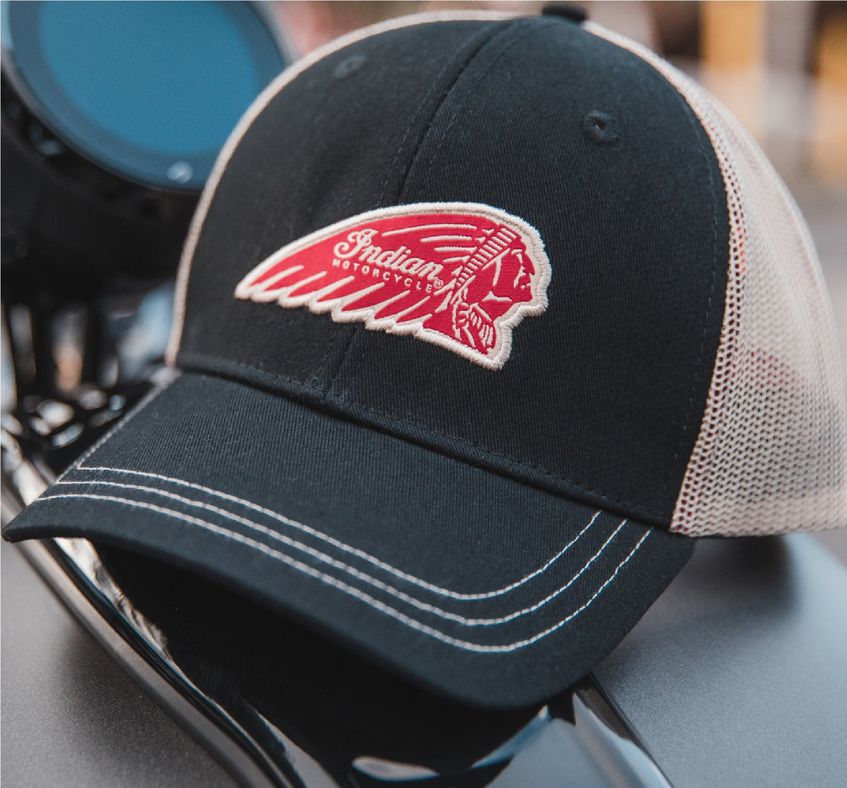 Cappellino Trucker The Indian Face Born To Sail Da Uomo E Da Donna Bianco Cappellino Trucker The Indian Face Born To Sail Da Uomo E Da Donna Bianco